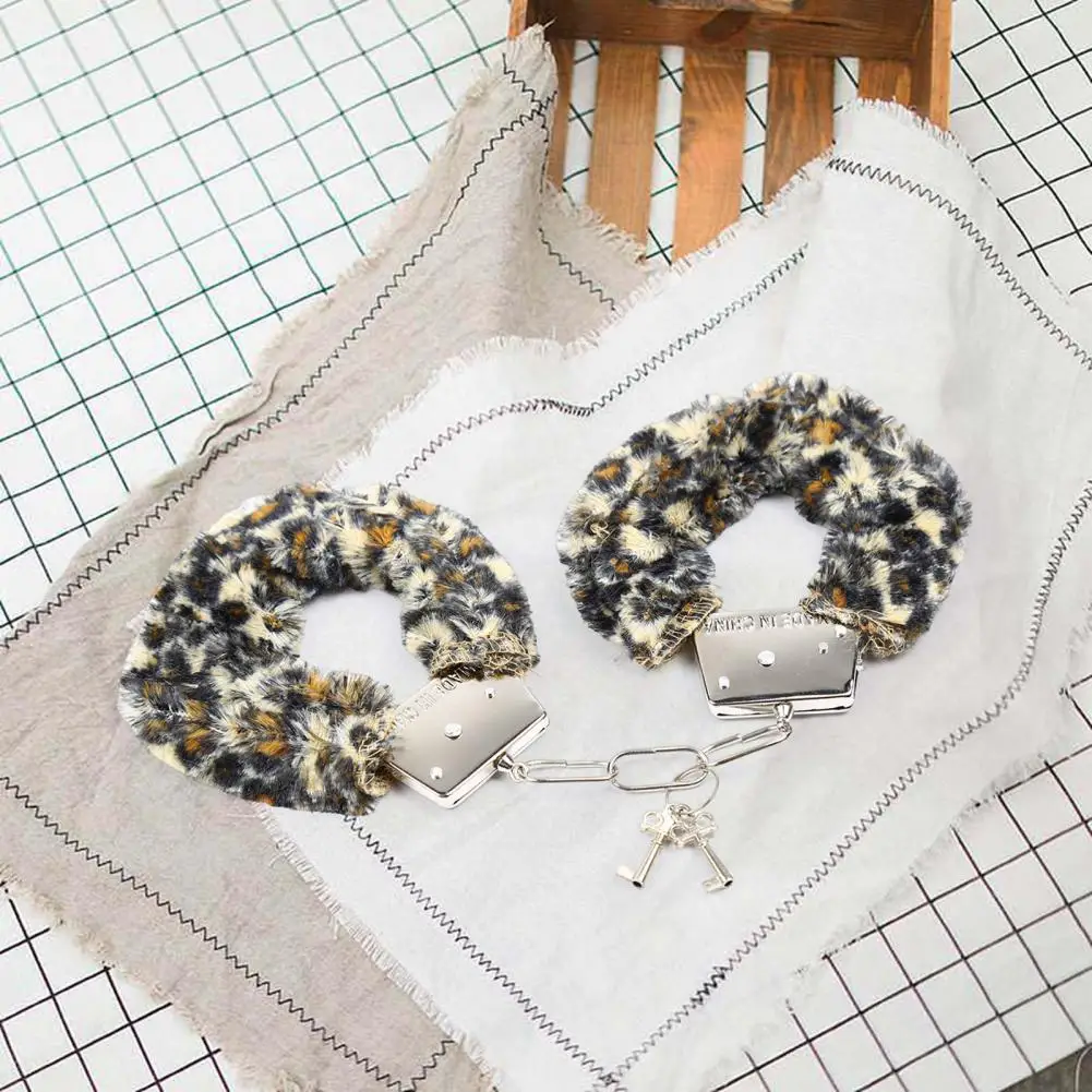 1 Pair Double Lock Manacle Faux Fur Bracelet Stainless Wrist Ankle O Ring Hand Cuffs Adult Couple Sex Toy Cops Criminal Cosplay 1 Pair Double Lock Manacle Faux Fur Bracelet Stainless Wrist Ankle O Ring Hand Cuffs Adult Couple Sex Toy Cops Criminal Cosplay