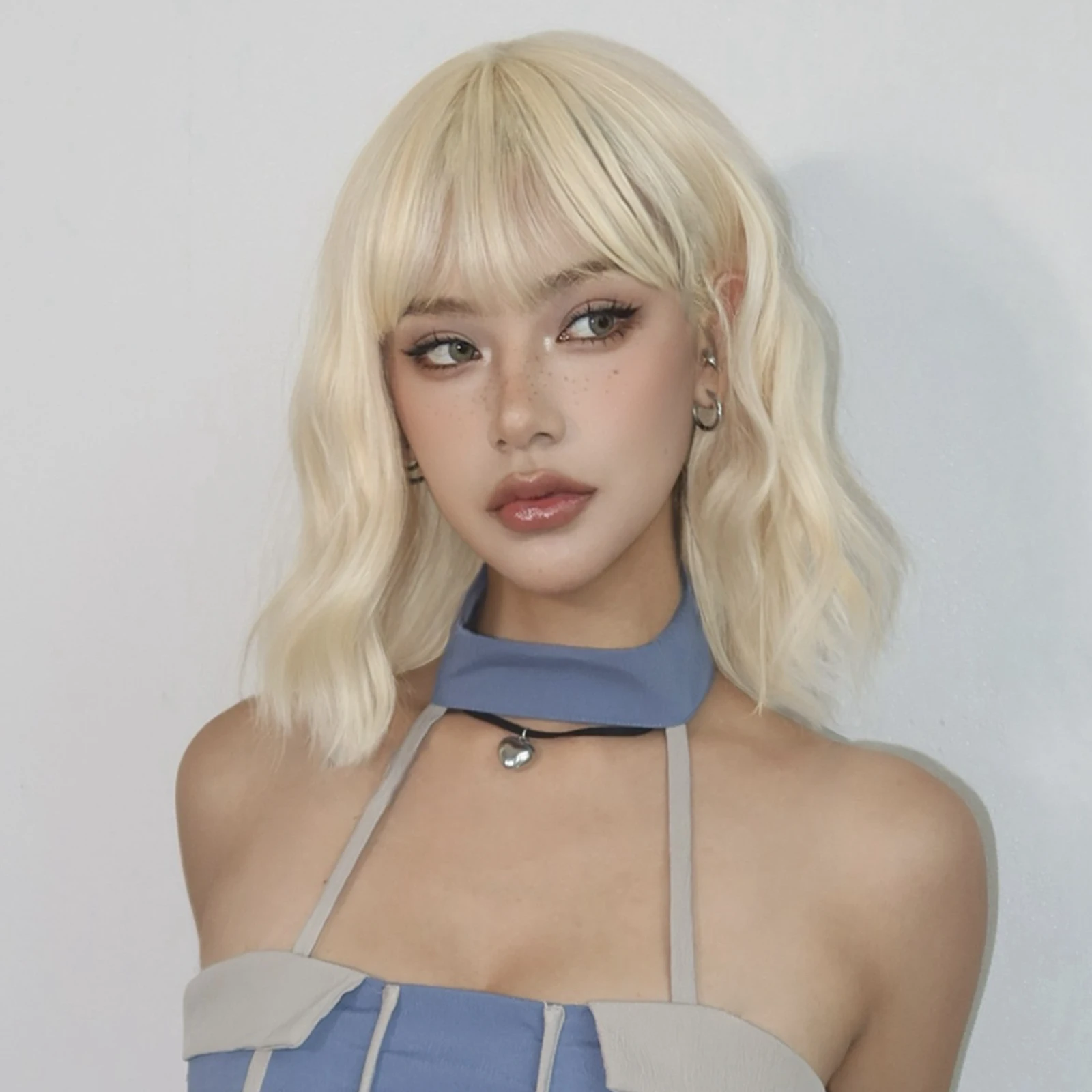 Blonde Short Curly Bob Synthetic Wigs with Bangs Platium Golden Lolita Cosplay Wigs for Women Daily Party Cosplay Heat Resistant
